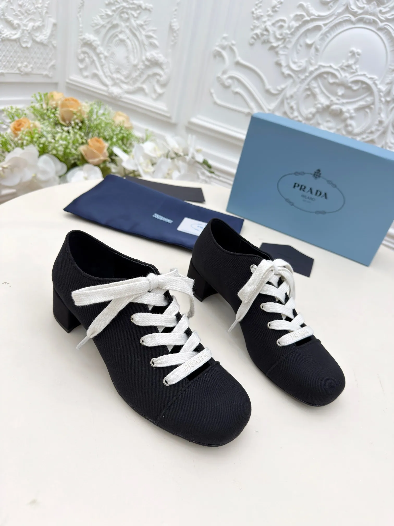 👟👟Ex-factory price 560👟👟 PRADA ²⁰²5𝐬𝐬Prada’s new spring and summer products, the strength of Mary Jane shoes is coming. Prada Glow limited-time store is a very shiny item 2025S super hot series hot product, major Internet celebrities Qiao Xin, Cheng Xiao, Liu Lingzi have the same round-toe triangle buckle (Mary Jane shoes)! Fashionable and versatile nice items, beauties from all walks of life have stood firm, exclusive new releases! Sisters who like to wear high heels but are afraid of getting tired, take a look, the square thick heels definitely make your steps light, your feet are 100% not tired, and you can get on your feet steadily and easily! 🥰The triangular logo has the same concave and convex feel as the original, and the square thick heel is matched with the original Italian leather outsole. Heel height 5.5cm Size: 35-40 (41 customized)